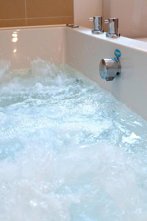 Fistral Hot Tub House For 8 On Retallack Resort New Quay Eksteriør bilde