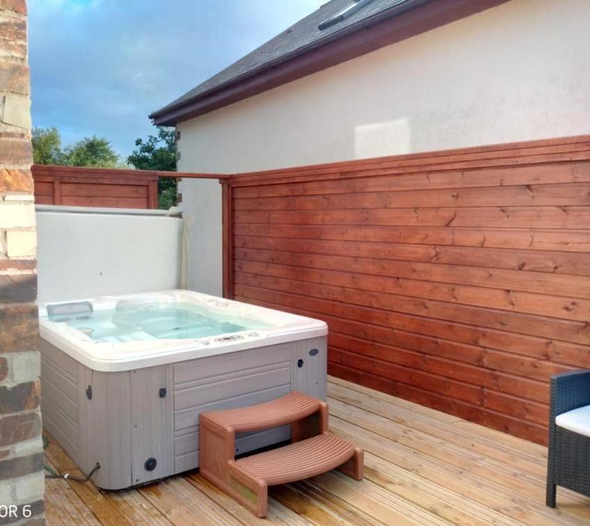 Fistral Hot Tub House For 8 On Retallack Resort New Quay Eksteriør bilde
